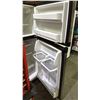 Image 3 : MAYTAG 30"W STAINLESS STEEL SWING DOOR REFRIGERATOR WITH TOP FREEZER
