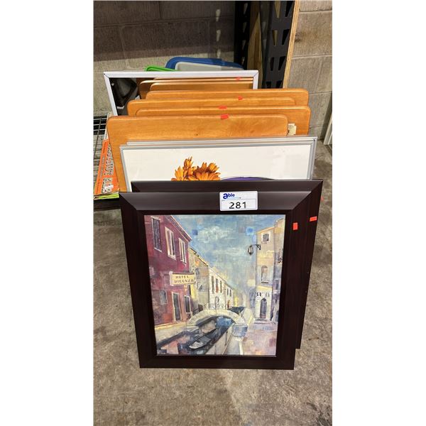 4 ASSORTED FRAMED PRINTS, 4 WOOD TV TRAYS AND AN 18" X 30" FRAMED WALL MIRROR