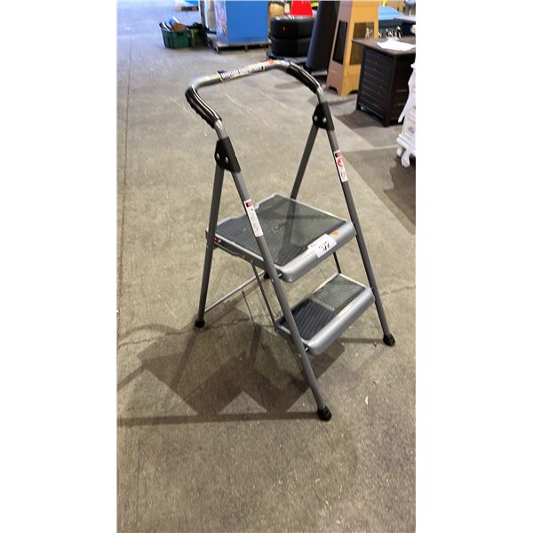 2-STEP STEP LADDER