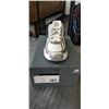Image 2 : NEW PAIR OF NEW BALANCE U740JSG LIFESTYLE RUNNERS, WHITE GREY SIZE WOMENS 8.5, MENS 7