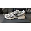 Image 3 : NEW PAIR OF NEW BALANCE U740JSG LIFESTYLE RUNNERS, WHITE GREY SIZE WOMENS 8.5, MENS 7