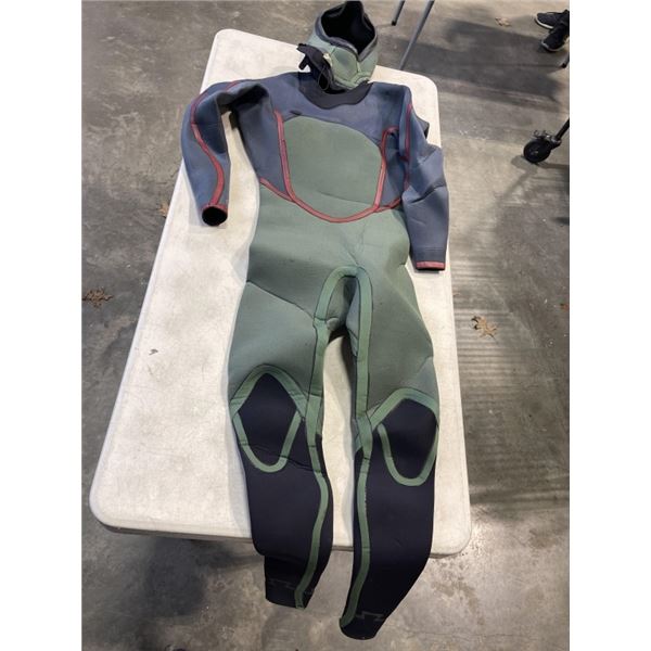 SIZE SMALL HOODED WET SUIT