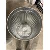 Image 3 : 2 GALVANIZED GARBAGE CANS AND LIDS