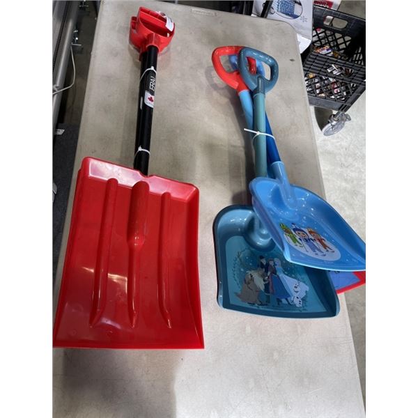 2 PLASTIC SNOW SHOVELS AND 3 KIDS SNOW SHOVELS