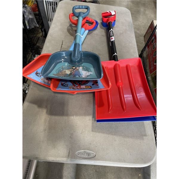 2 PLASTIC SNOW SHOVELS AND 4 KIDS SNOW SHOVELS