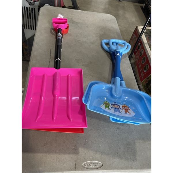 2 PLASTIC SNOW SHOVELS AND 3 KIDS SNOW SHOVELS