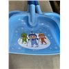 Image 2 : 2 PLASTIC SNOW SHOVELS AND 3 KIDS SNOW SHOVELS