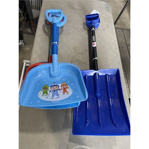 2 PLASTIC SNOW SHOVELS AND 4 KIDS SNOW SHOVELS