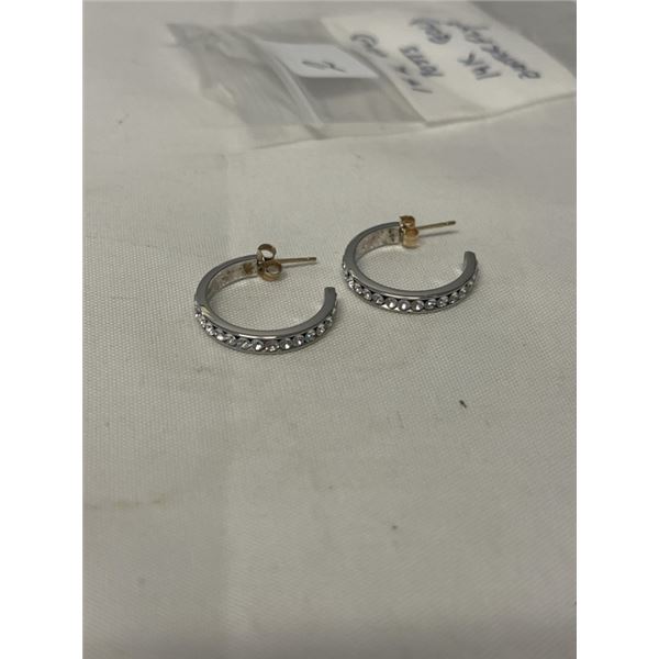 14K GOLD POST AND 14K GOLD PAIR OF SILVER COLOUR HOOP EARRINGS