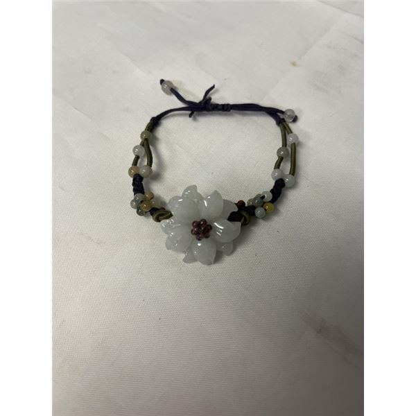 VINTAGE HAND CARVED JADE W/ TINY GARNET BEADS FLOWER CENTER W/ BEADS BRACELET, SELF ADJUSTABLE