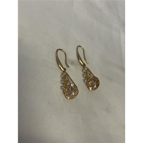 PAIR OF GOLD COLOUR W/ CRYSTAL STONES EARRINGS