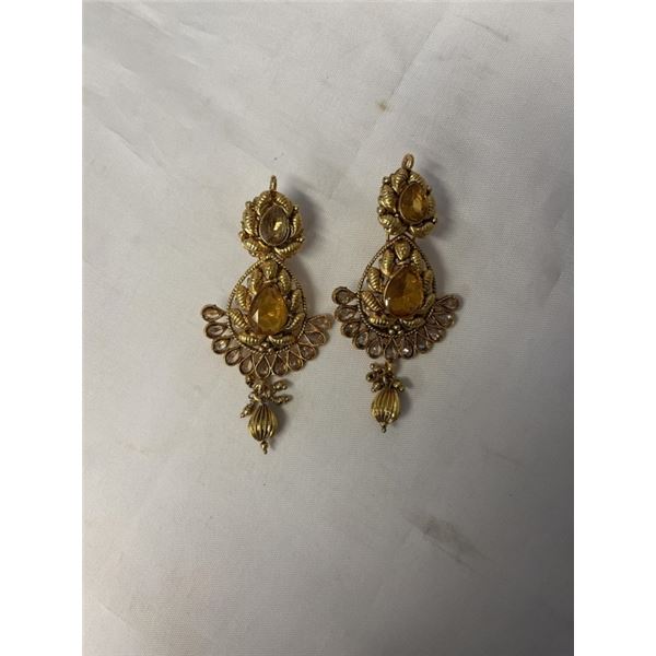 PAIR OF GOLD COLOUR W/ STONES DANGLE EARRINGS