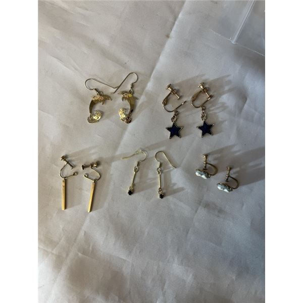 SEVERAL PAIRS OF VINTAGE GOLD COLOUR EARRINGS