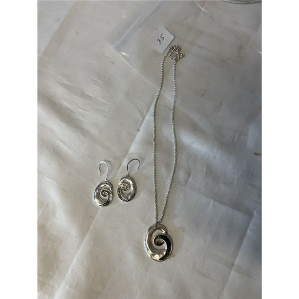 VINTAGE SILVER COLOUR W/ ABELONE INLAID PENDANT W/ CHAIN NECKLACE AND MATCHING EARRINGS SET