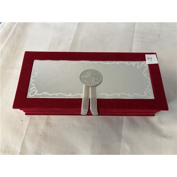 4 VINTAGE PAIRS OF EARRINGS IN RED VELVET BOX