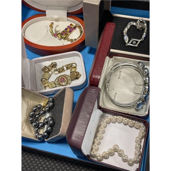 6 ASSORTED ESTATE BRACELETS