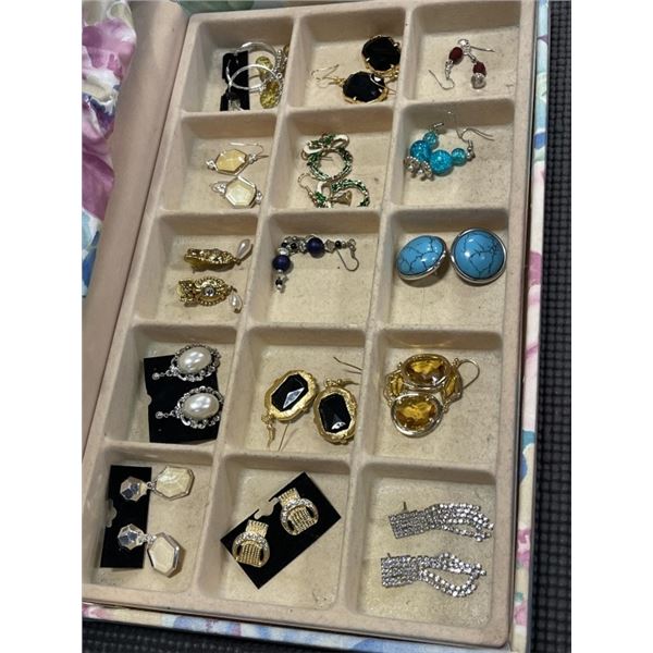 JEWELLERY BOX FULL OF ESTATE JEWELLERY