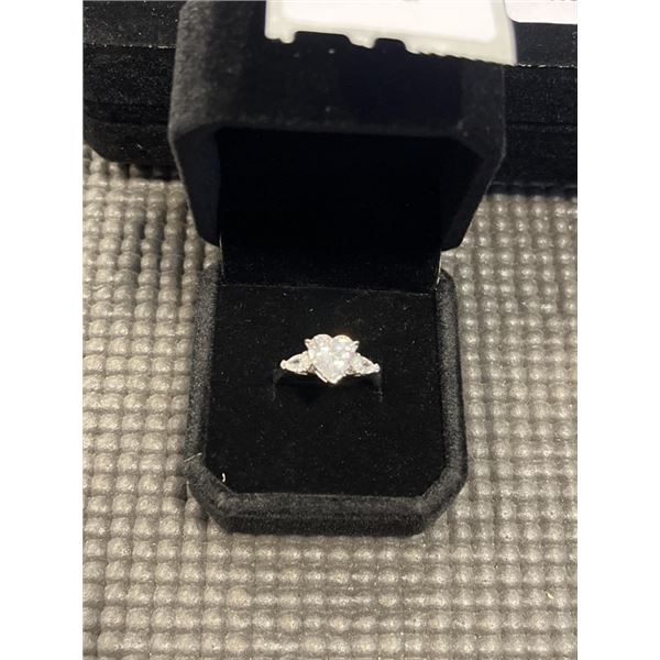 NEW STERLING SILVER 2.0CT HEART CUT SIMULATED DIAMOND (CZ) TRINITY RING W/ PEAR SIDESTONES, SIZE 7 M