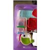 Image 3 : STORAGE TOTE OF ASSORTED KITCHEN AND HOUSEHOLD ITEMS
