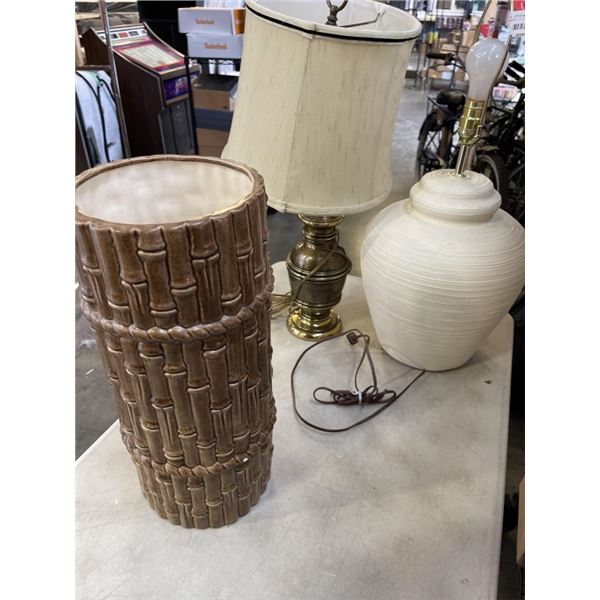BOMBOO LOOK VASE AND 2 VINTAGE TABLE LAMPS