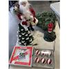 Image 3 : TRAY AND BOX OF CHRISTMAS DECOR