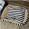 Image 4 : 2 NEW DOG BEDS AND DOG ACCESSORIES