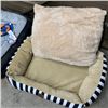 Image 5 : 2 NEW DOG BEDS AND DOG ACCESSORIES