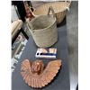 Image 1 : WOOD ANGEL HANGING, 2 BASKETS