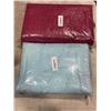 Image 1 : NEW TURQUOISE 28X56 BATH TOWEL AND BURGUNDY OVERSIZED TOWEL