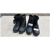Image 1 : 2 SIZE 7 LADIES WINTER BOOTS - 1 NEW