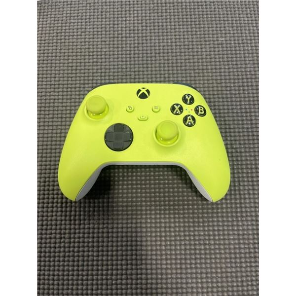 XBOX WIRELESS CONTROLLER - TESTED WORKING, RETAIL $74