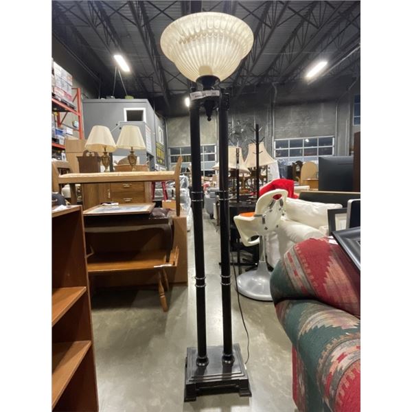 DECORATIVE METAL FLOOR LAMP