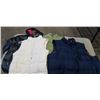Image 1 : 3 PUFFY VESTS AND PUFFY JACKET, SIZE MEDIUM AND LARGE