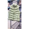 Image 3 : 3 PUFFY VESTS AND PUFFY JACKET, SIZE MEDIUM AND LARGE