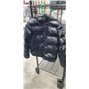 Image 5 : 3 PUFFY VESTS AND PUFFY JACKET, SIZE MEDIUM AND LARGE