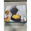Image 2 : CUCINA PRO BUBBLE WAFFLE MAKER AND MINI DONUT MAKER