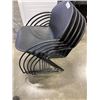 Image 5 : 5 BLACK PLASTIC STACKING CHAIRS