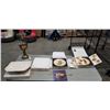 Image 1 : 4 COLLECTOR PLATES - 2 HUMMEL, AND DECORATIVE VASE