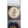 Image 2 : 4 COLLECTOR PLATES - 2 HUMMEL, AND DECORATIVE VASE