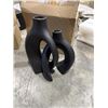 Image 4 : 2 NEW HANGING FACE SWING PLANTERS AND NEW SET OF BLACK VASES