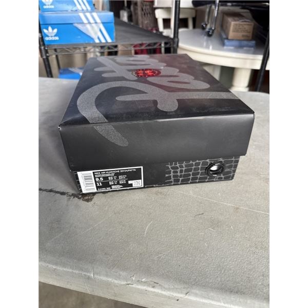 NEW NIKE AIR HUARACHE 20Y24 / PATTA SIZE US MENS 9.5, WOMENS 11