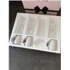 Image 3 : HOW WOMEN TELL TIME WALL RACK GIFT SET, WITH RACK, 4 WINE GLASSES AND 4 WHITE CERAMIC MUGS, ALL DISH