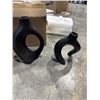 Image 3 : 2 NEW HANGING FACE SWING PLANTERS AND NEW SET OF BLACK VASES