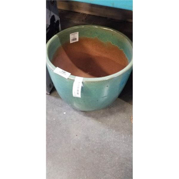 NEW GARDEN WORKS 16 INCH EGG POT PLANTER