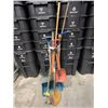 Image 1 : BUNDLE OF ASSORTED GARDEN TOOLS