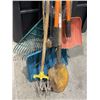 Image 2 : BUNDLE OF ASSORTED GARDEN TOOLS