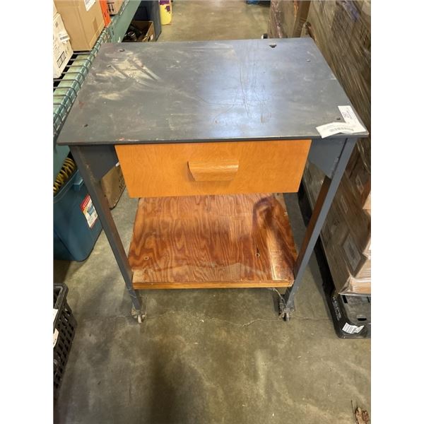 METAL ROLLING SHOP TABLE WITH POWER