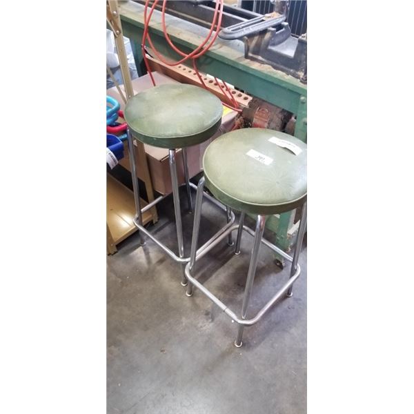 2 RETRO BAR STOOLS