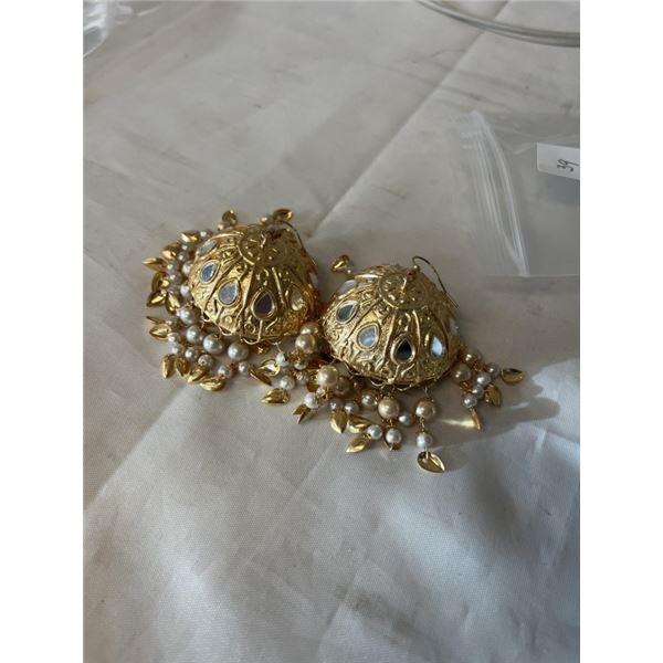 PAIR OF GOLD COLOUR EARRINGS