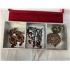 Image 2 : 4 VINTAGE PAIRS OF EARRINGS IN RED VELVET BOX